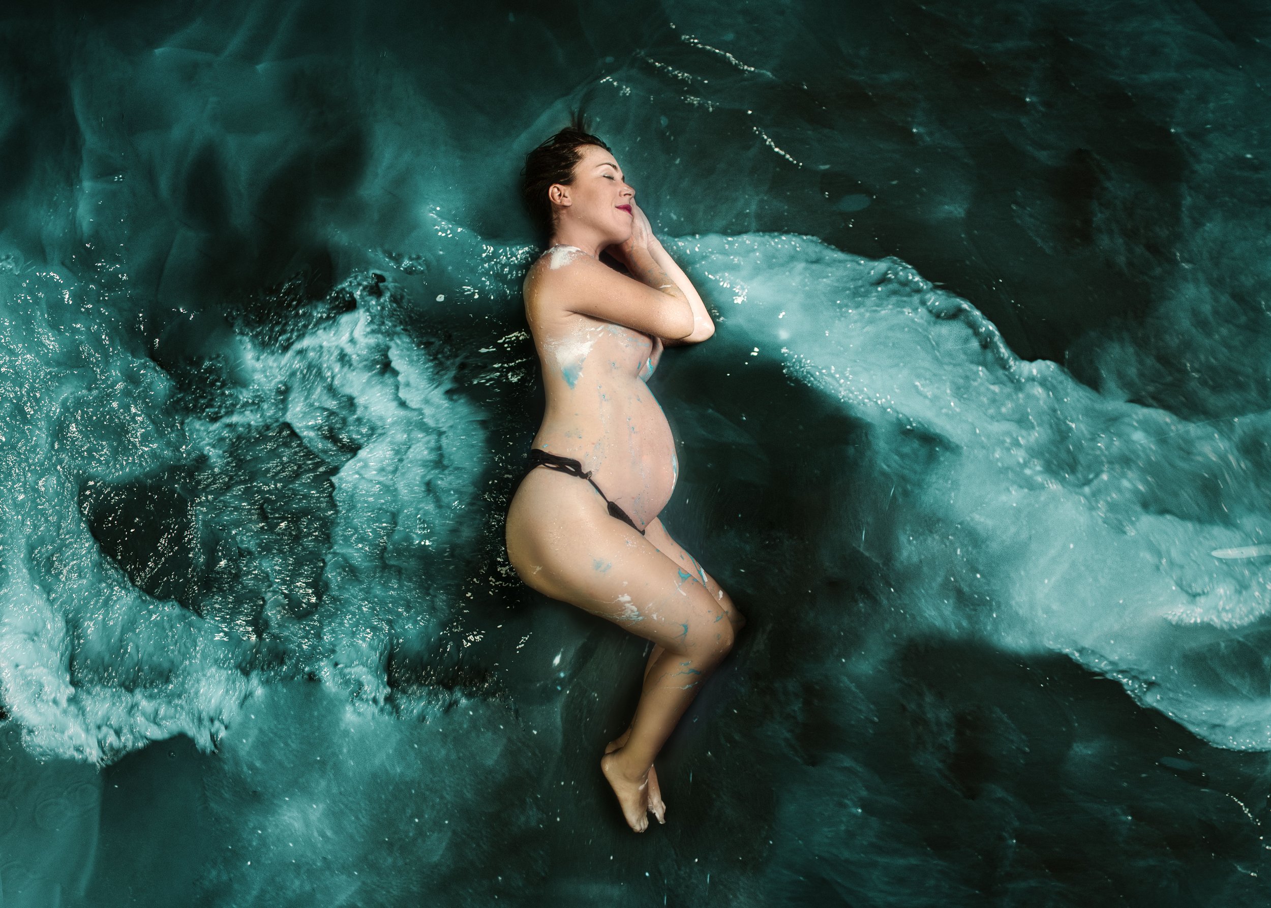 Mujer desnuda embarazada , fotografía de estudio, efecto artistico, las olas del mar.