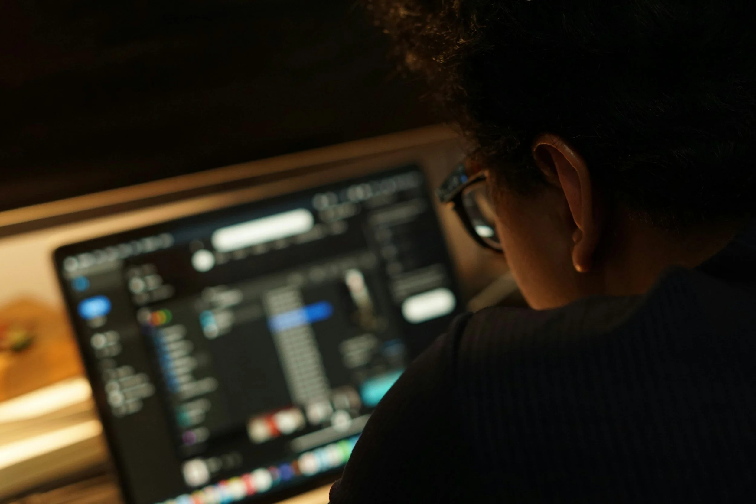 Employee working on computer using AI