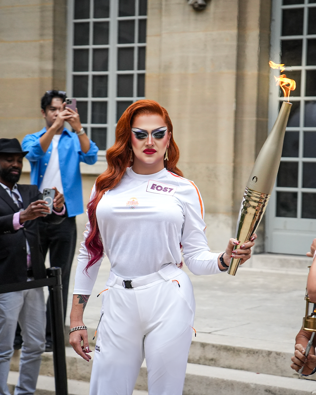 La drag queen Minima Gesté porte la flamme olympique lors des JO de Paris 2024