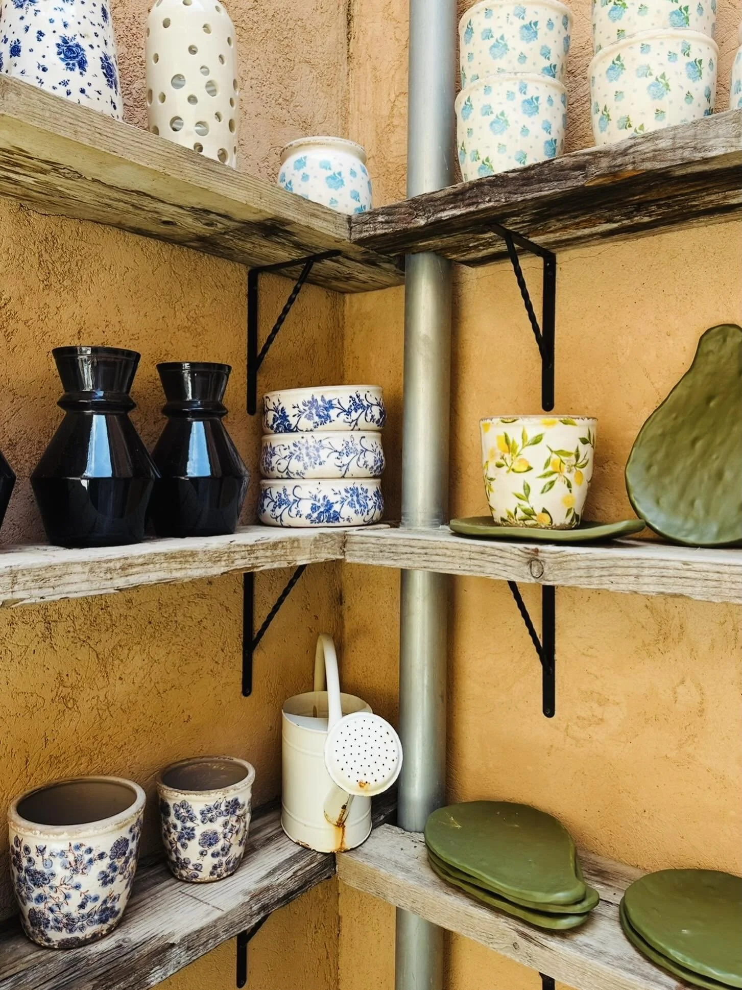 You can usually tell what was sourced with intention and what wasn&rsquo;t. The difference is almost always in the craftsmanship.
.
.
#designideas 
#interiors