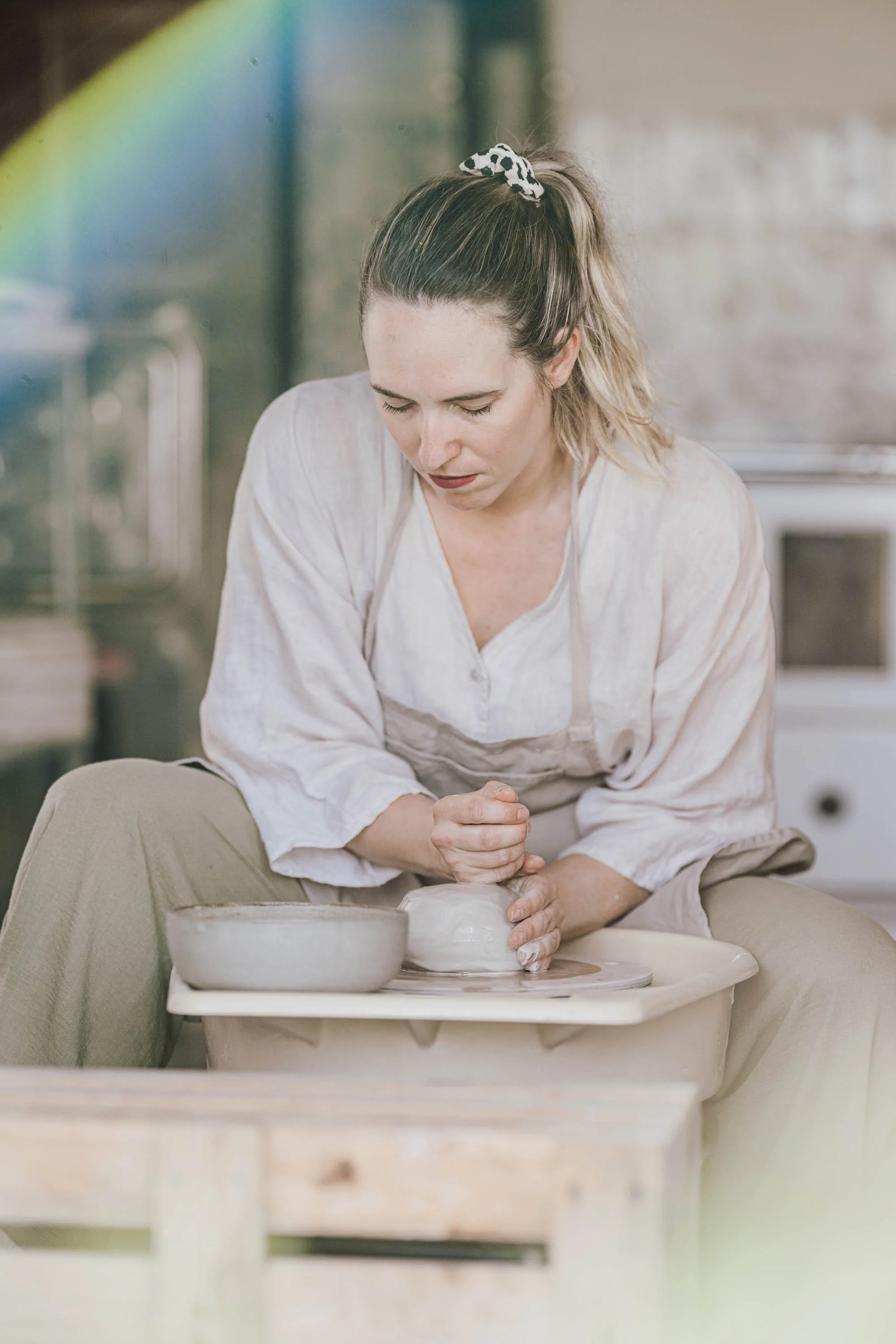 Frau beim Töpfern in einem Keramikstudio.