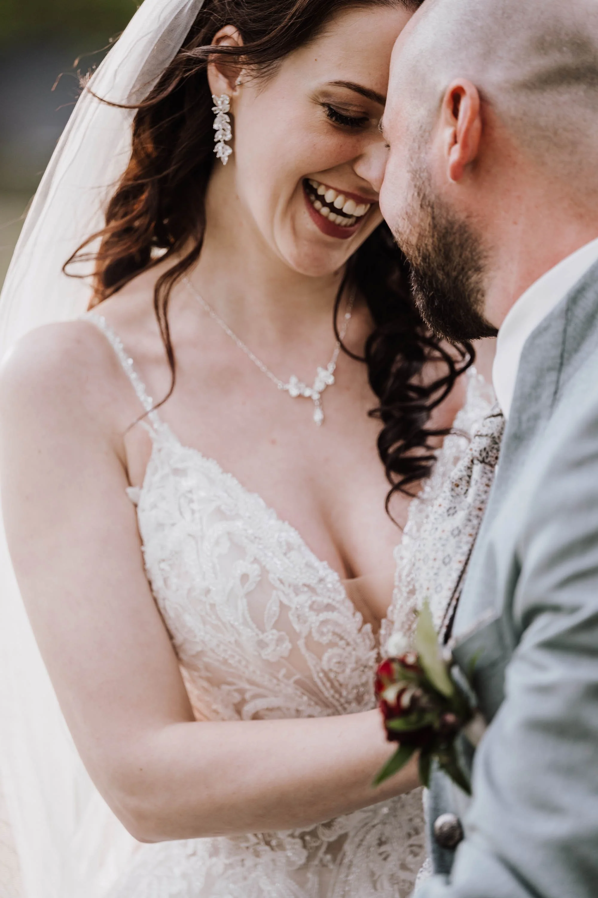 Ein glückliches Brautpaar bei ihrer Hochzeitszeremonie, die sich liebevoll berühren.