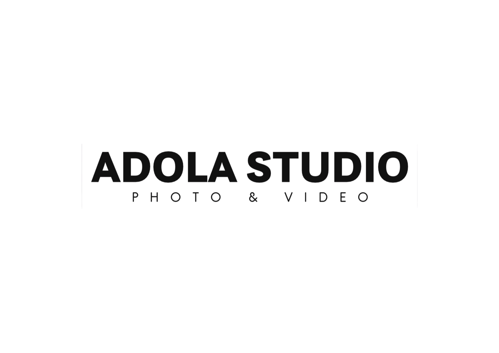 Logo noir avec texte en dessous 'ADOLA STUDIO PHOTO & VIDEO'