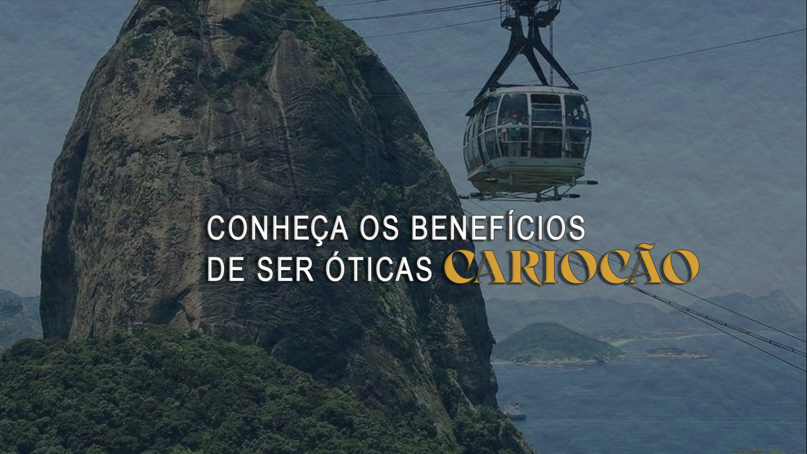 Teleférico passando sobre uma montanha com vegetação densa na região de Rio de Janeiro