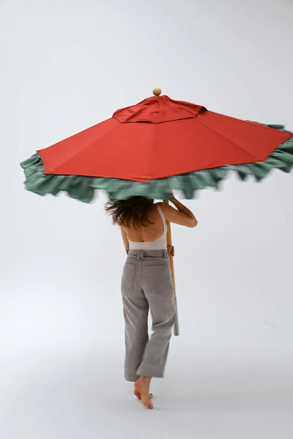 Sonnenschirm von Chiemsee Schirme mit roter Bespannung aus speziellem Outdoor-Stoff