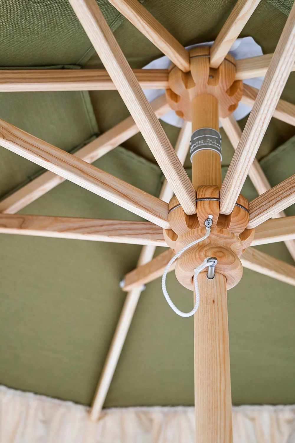 Holzsonnenschirm mit hochwertigem Gestell