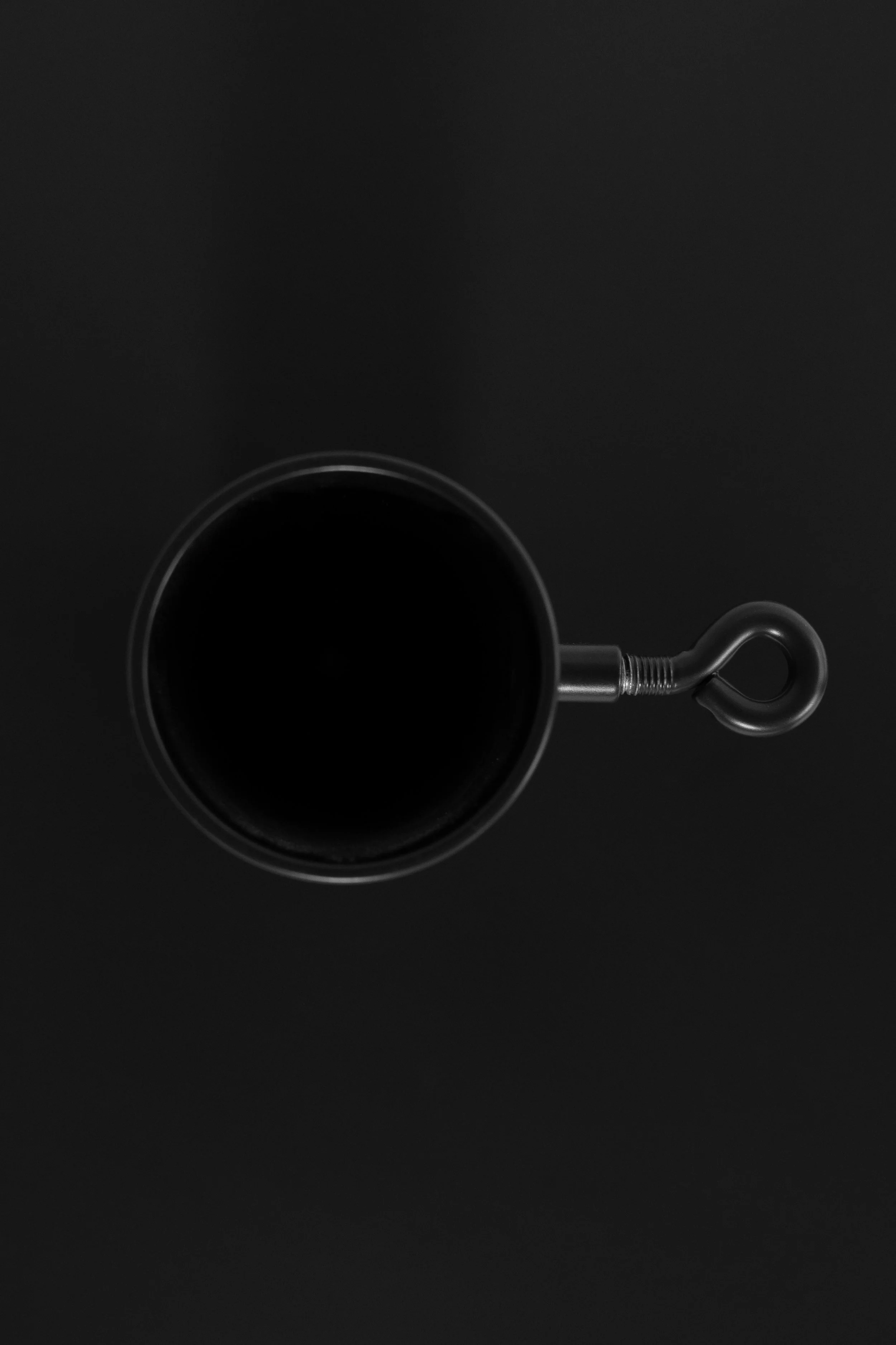 Schwarzer Schirmständer von Artmetall Prien aus pulverbeschichtetem Stahl exklusiv für Sonnenschirme von Chiemsee Schirme.