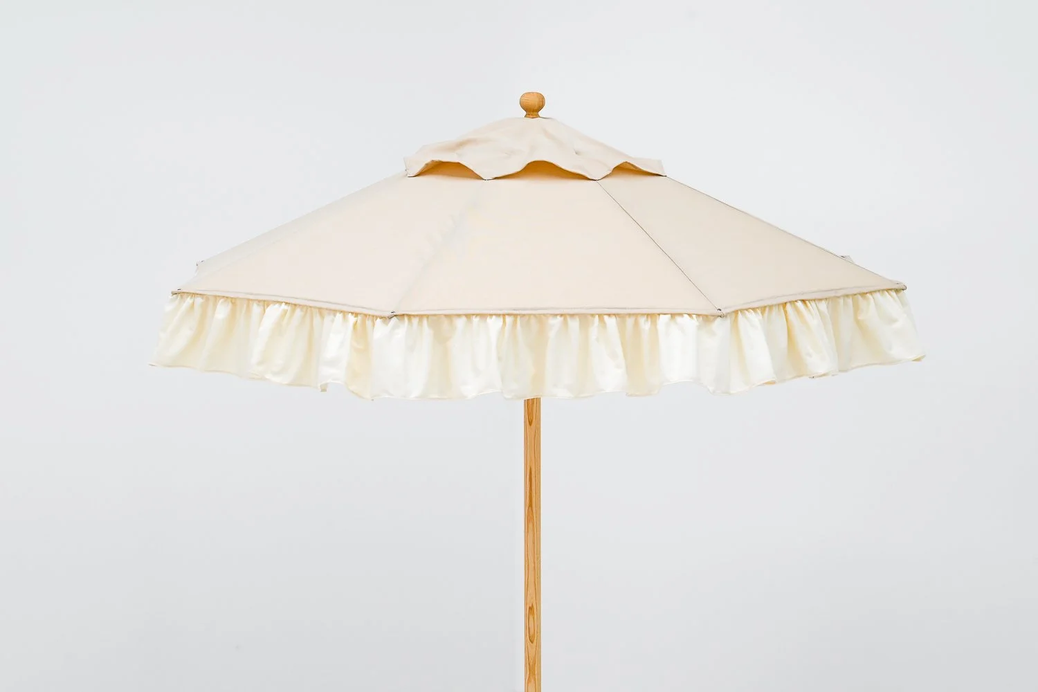 Heller Akzent: Der Balkon-Sonnenschirm Seta von Chiemsee Schirme