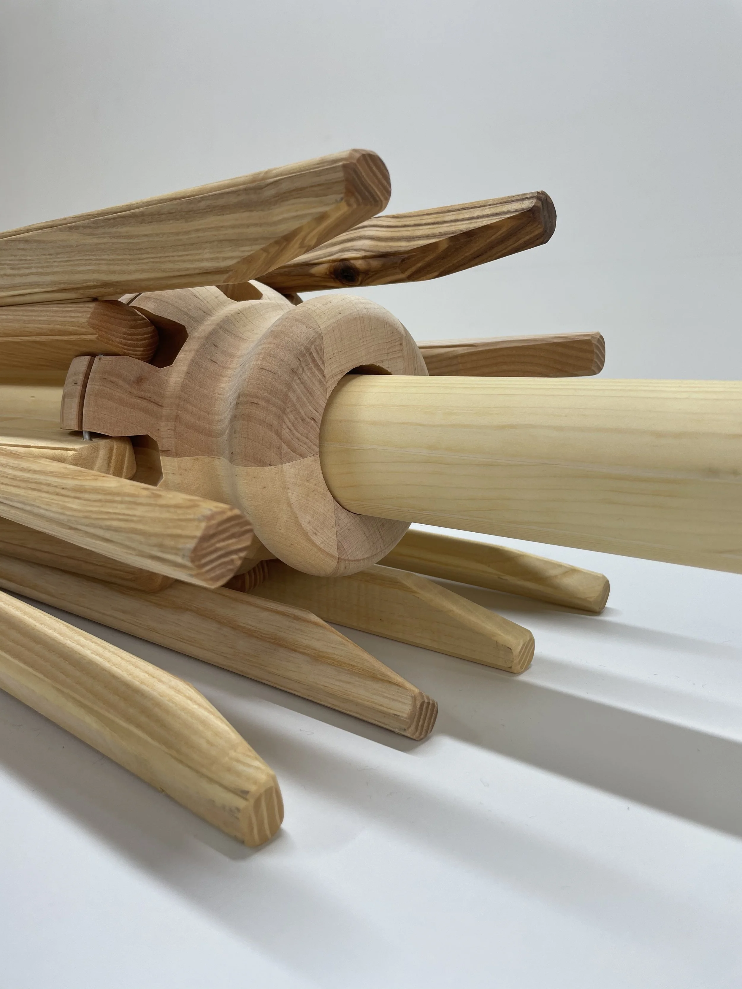 Holzgestell eines Holzsonnenschirms in der Schreinerei von Chiemsee Schirme.