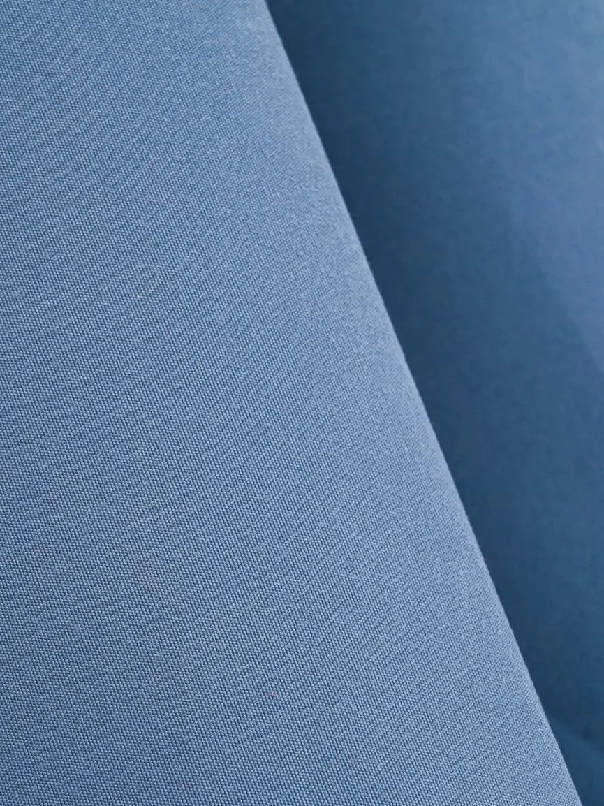 Detailaufnahme blauer Outdoorstoff der Sonnenschirm-Bespannung 