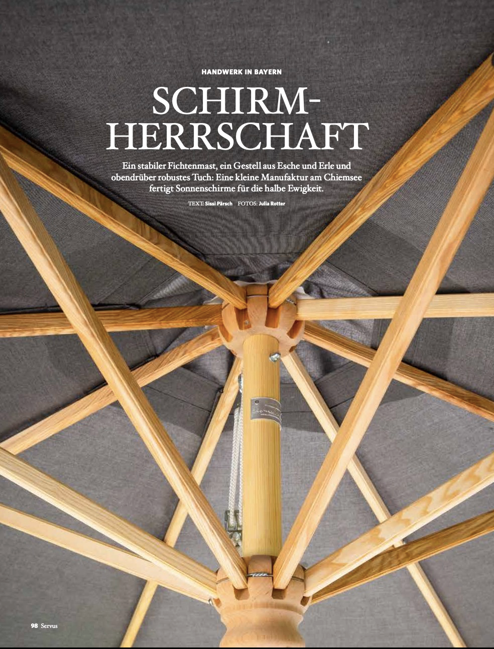 Nahaufnahme eines Sonnenschirmgestells aus Holz, Blick nach oben, aus einem Magazinartikel mit Text auf dem Schirm