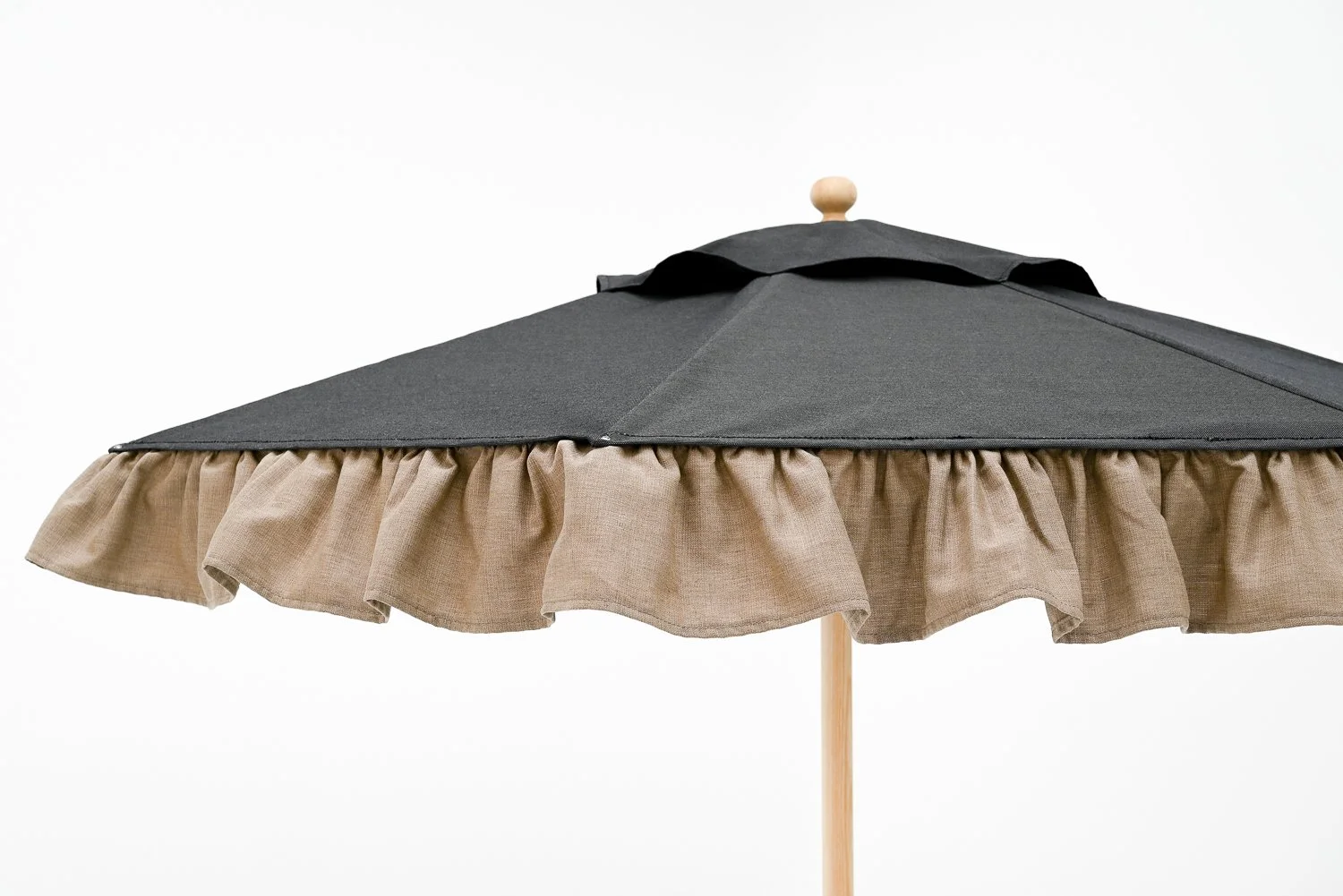 Urbaner Stil: Modell Noche aus der Balcony Edition von Chiemsee Schirme