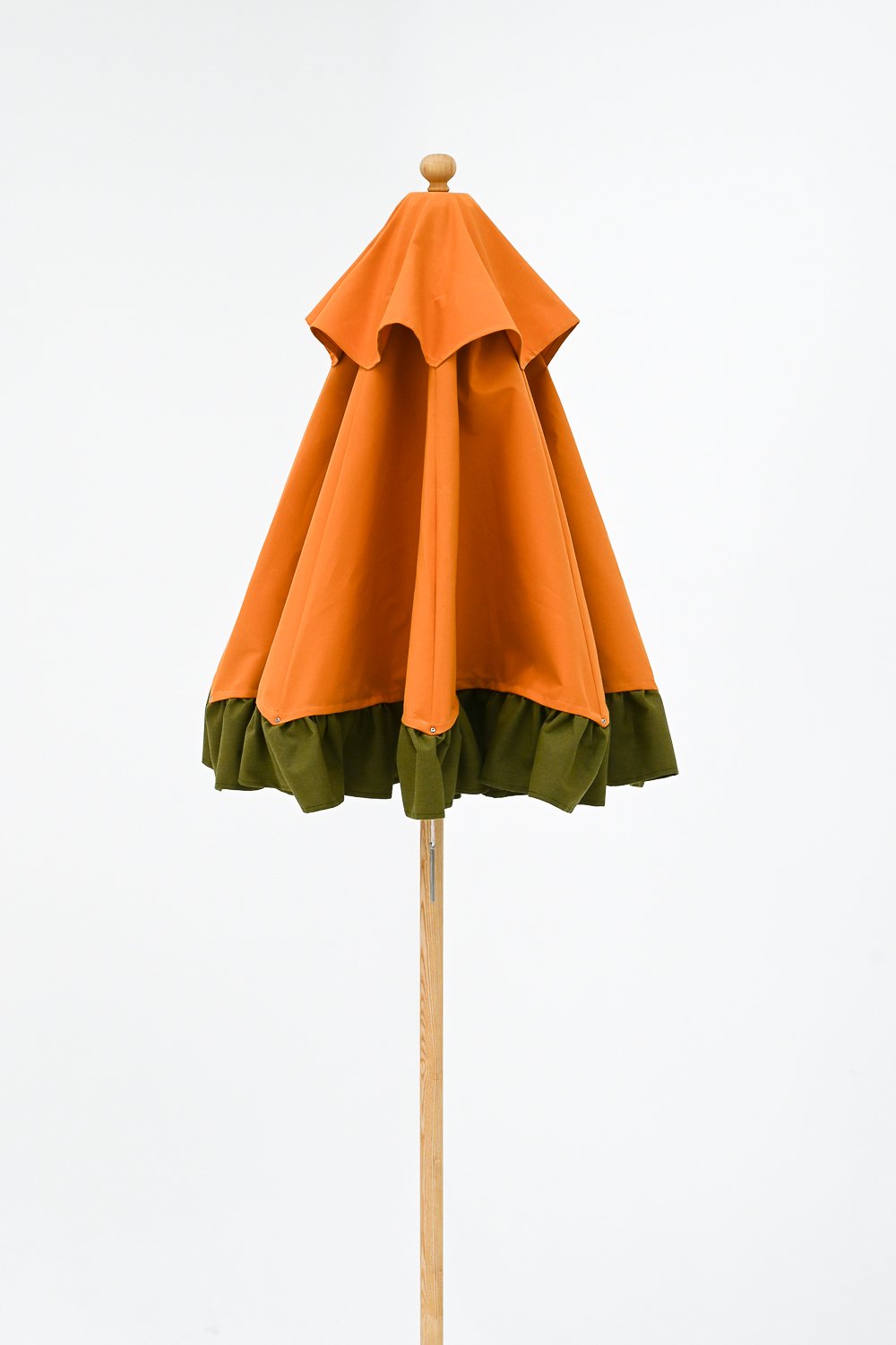 Designtrend: Farbiger Sonnenschirm für kleine Balkone