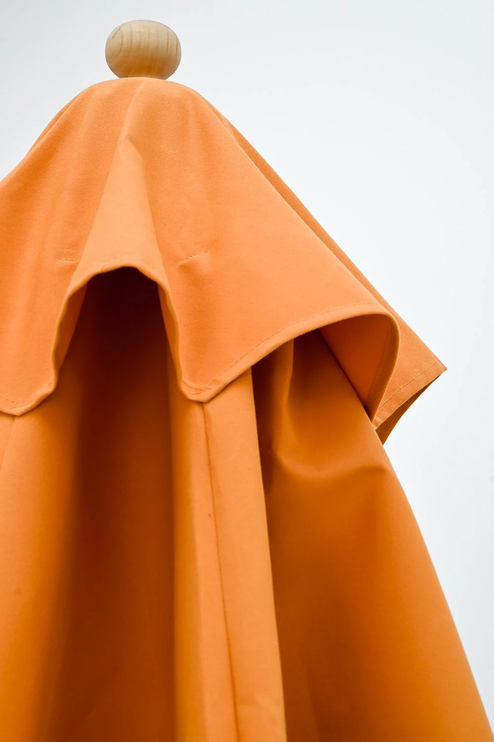 Mut zur Farbe im Outdoor Design: Der Schirm Mira aus der Balcony Edition