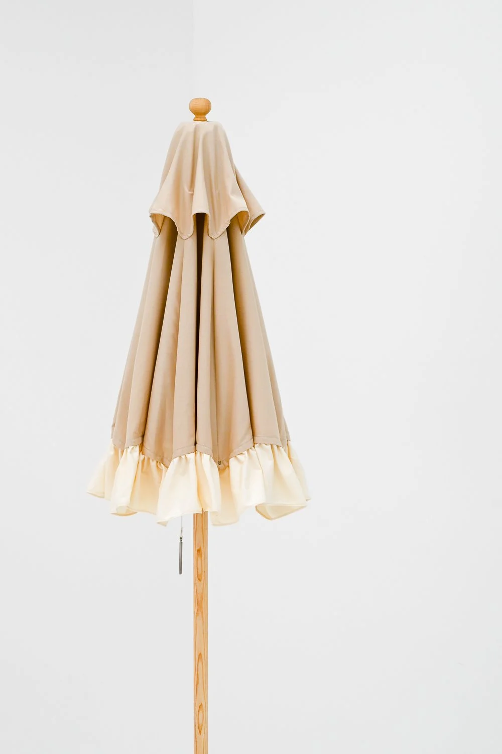 Ein kompakter Sonnenschirm perfekt für kleine Außenbereiche