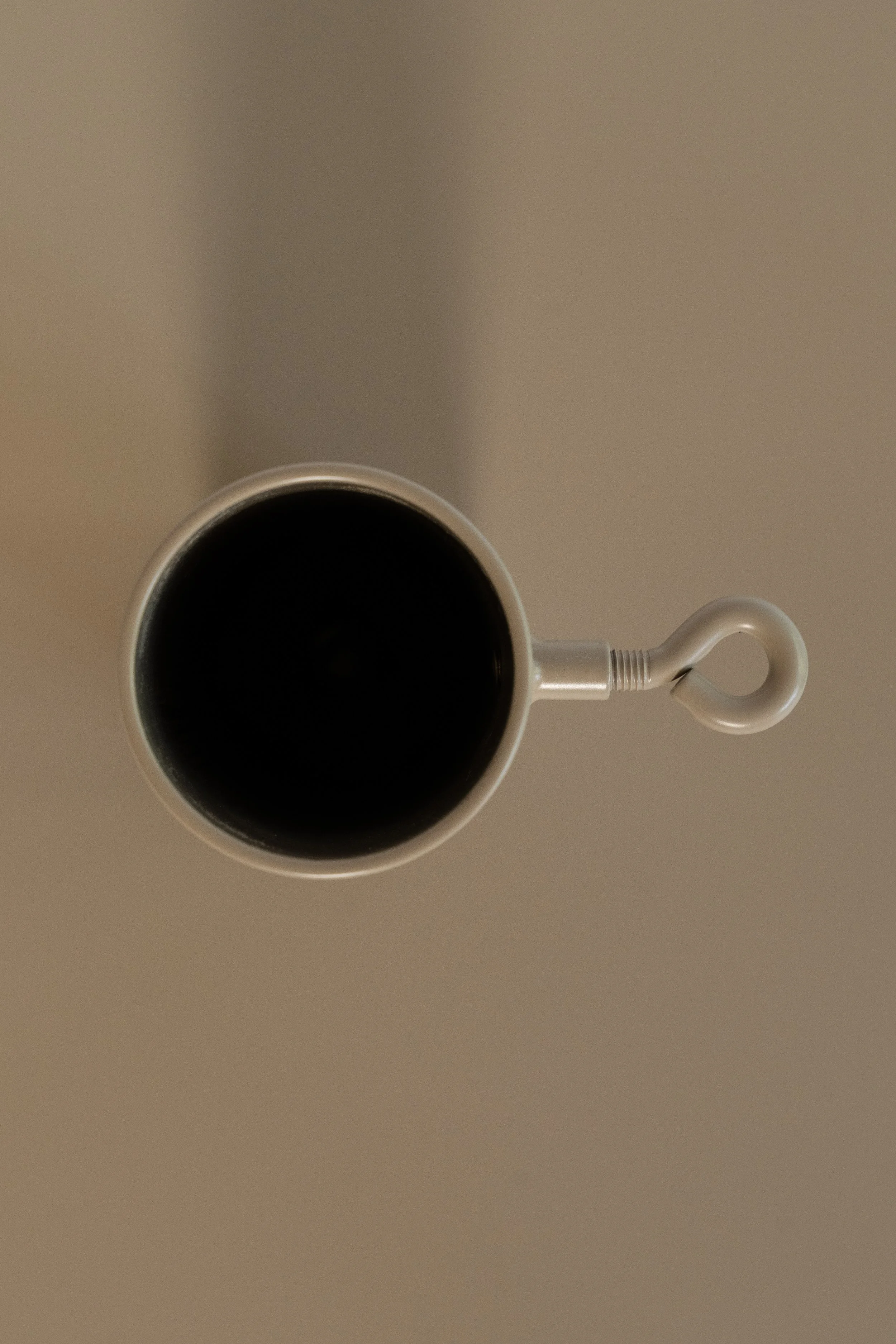 Nahaufnahme eines mokkafarbenen pulverbeschichteten Sonnenschirmständers aus Stahl.