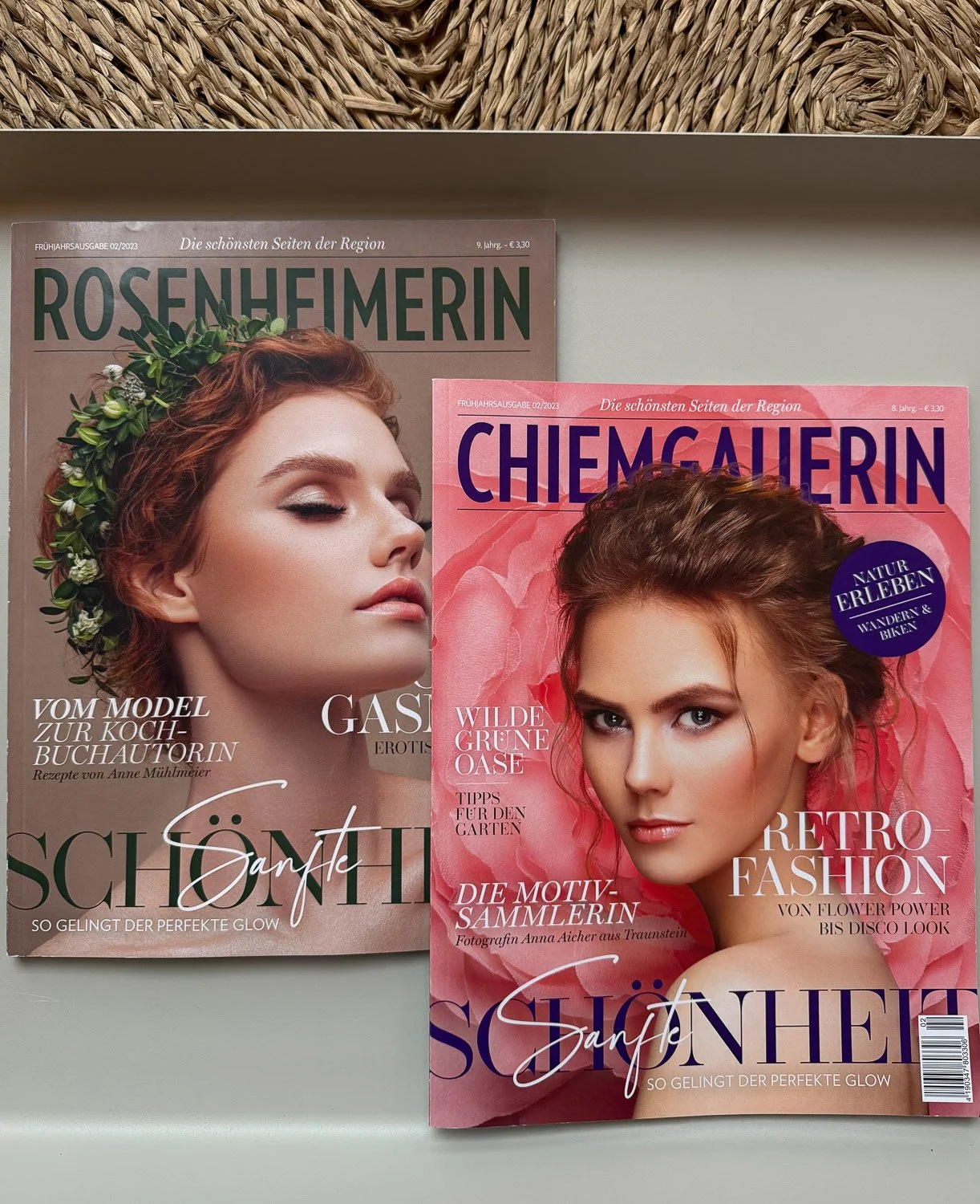 Zwei Magazin-Cover mit Frauenporträts in denen ein Porträt von Chiemsee Schirme veröffentlicht wurde.