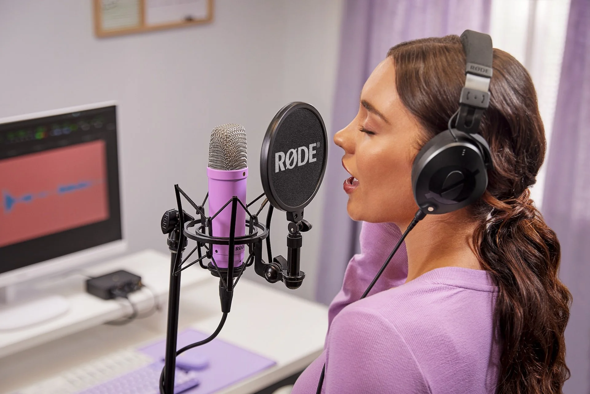 rode-nt1-ss-purple-shot-02-0269-8192x5464-rgb.jpg