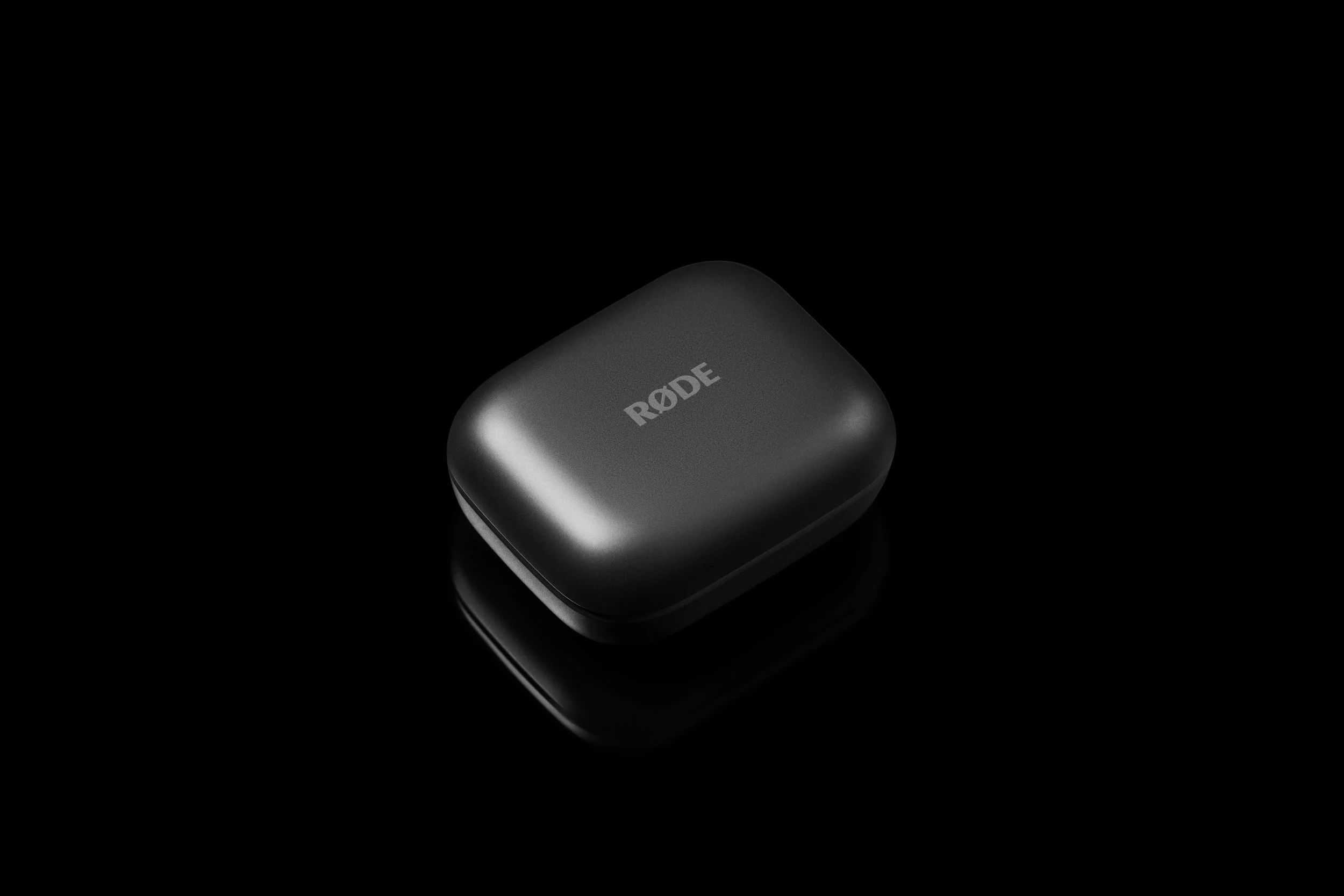 rode-wireless-micro-case-black-top-down-0099-8192x5464-rgb.jpg