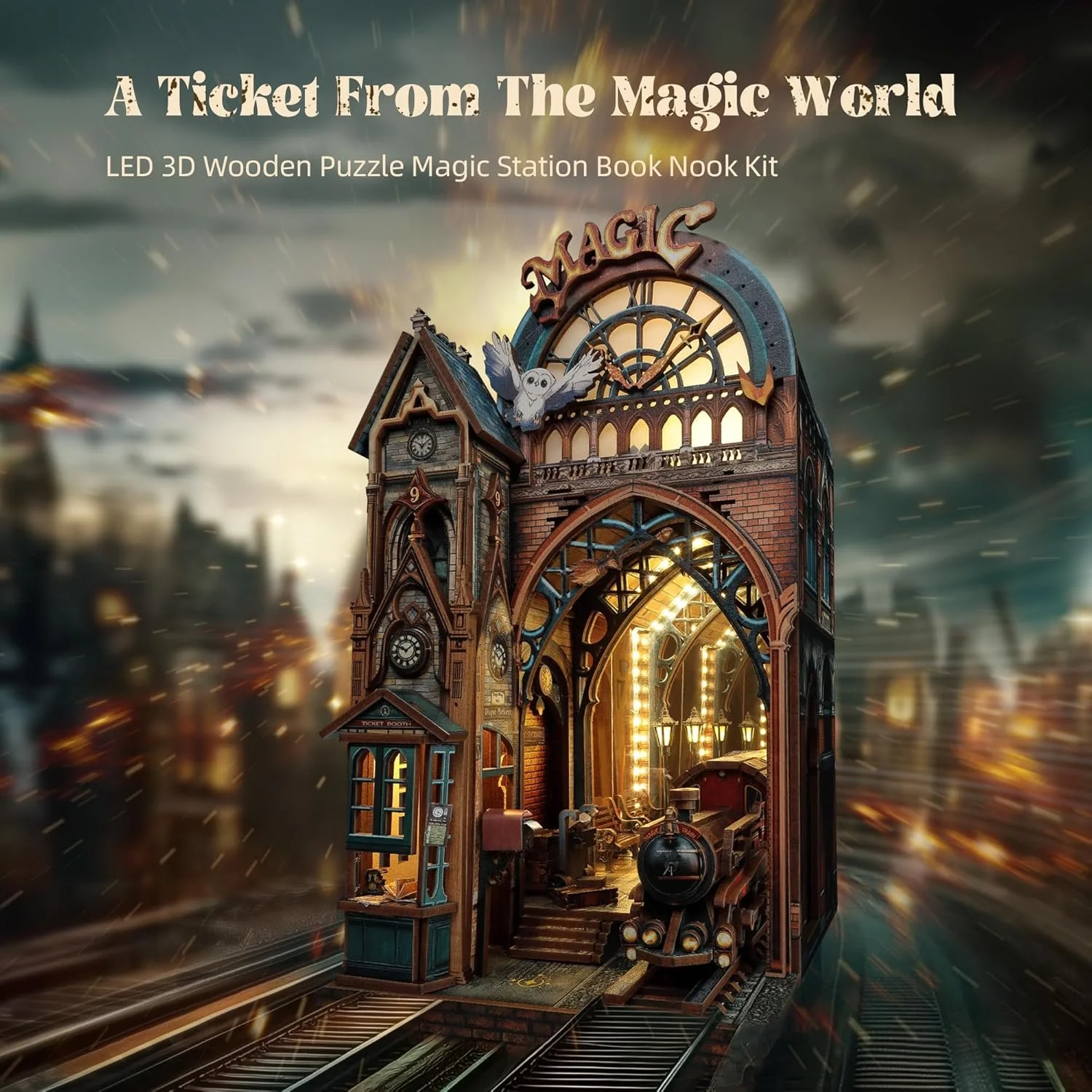 Een houten puzzelstation die een magisch treinstation voorstelt met een trein die klaarstaat om te vertrekken, met grote schakelaars en verlichte details, omgeven door een filmbonus met een buitenaards landschap en vliegtuigen op de achtergrond.