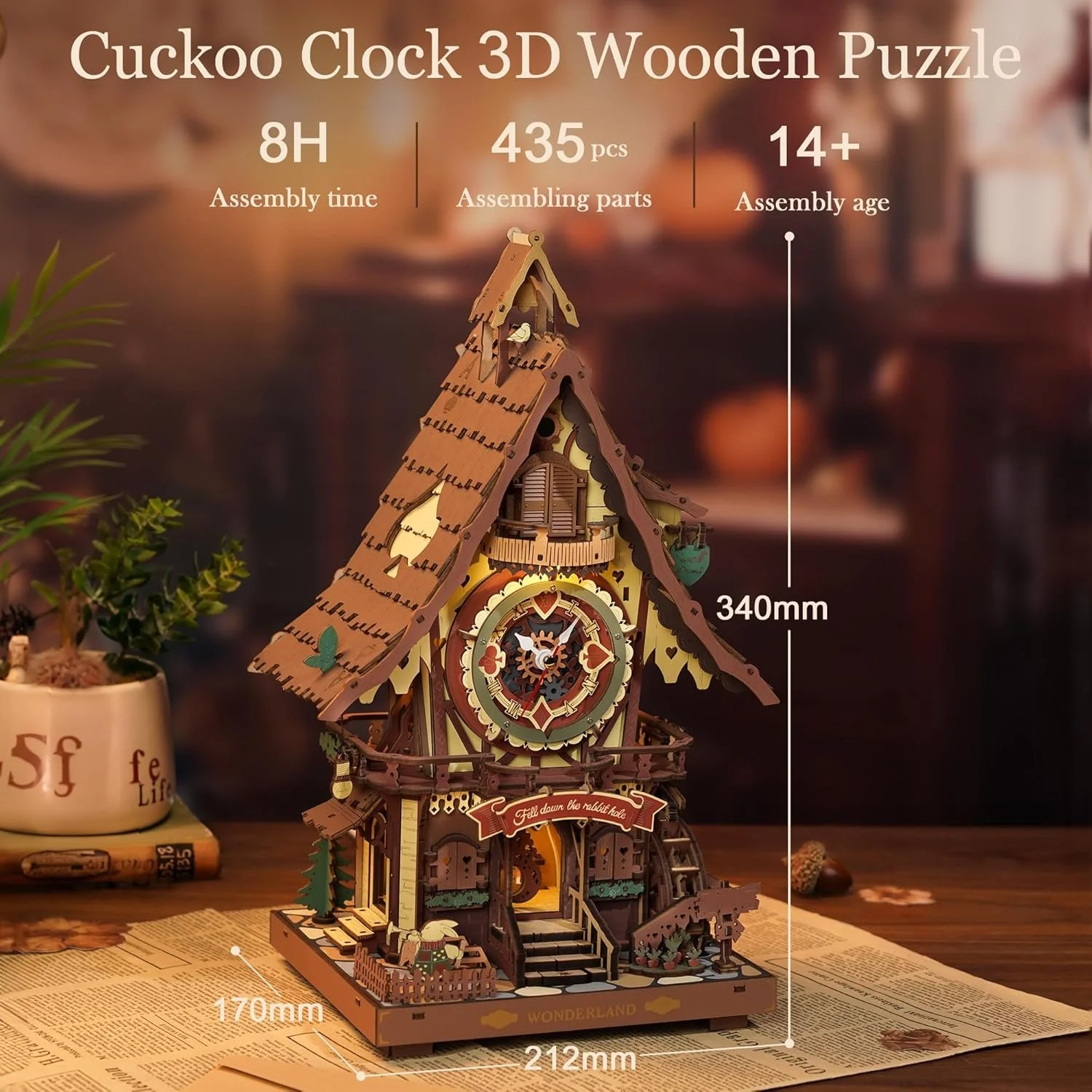3D houten puzzel van een KOW-klok in de vorm van een gezellige chalet met ingewikkelde details, muren, dak en decoraties, geplaatst op een tafel met een krant en een plant op de achtergrond.