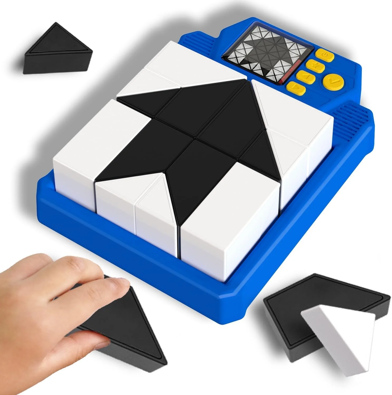 Een educatief magnetisch puzzelspel met blokken in de kleuren zwart en wit, een hand die een driehoekig blok vasthoudt, een blauwe basis en een digitale klok bovenaan.