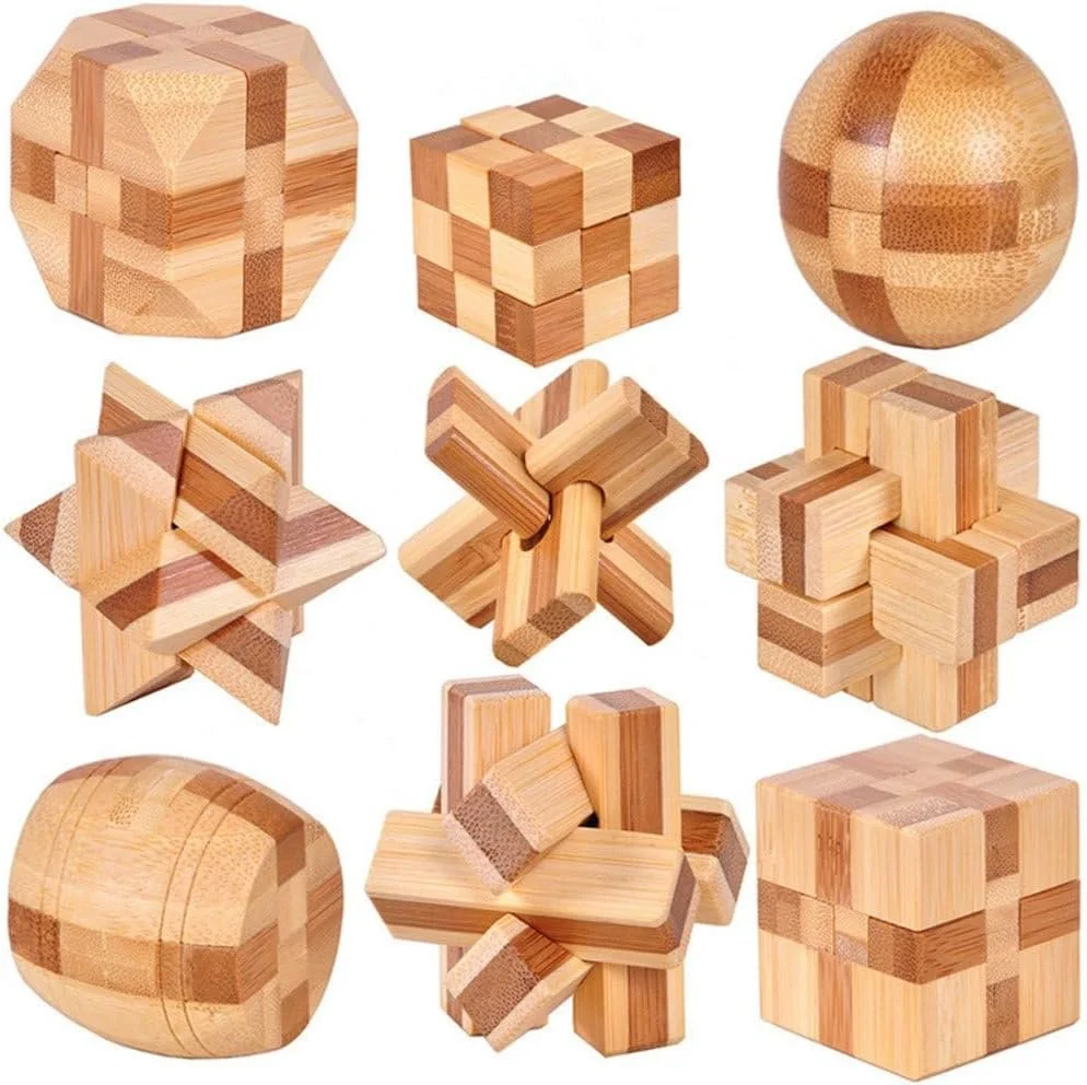 Een verzameling van negen houten puzzels met geometrische vormen en patronen.