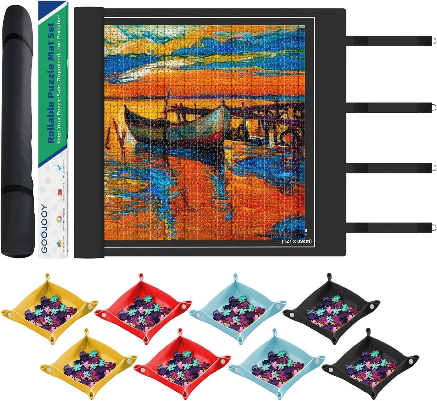 Een puzzel van een schilderij met een Havenlandschap met boten en bruggen, omgeven door kleurrijke wolken boven een water. Onder de puzzel liggen kleine geëmailleerde bakjes met puzzelstukjes in verschillende kleuren.