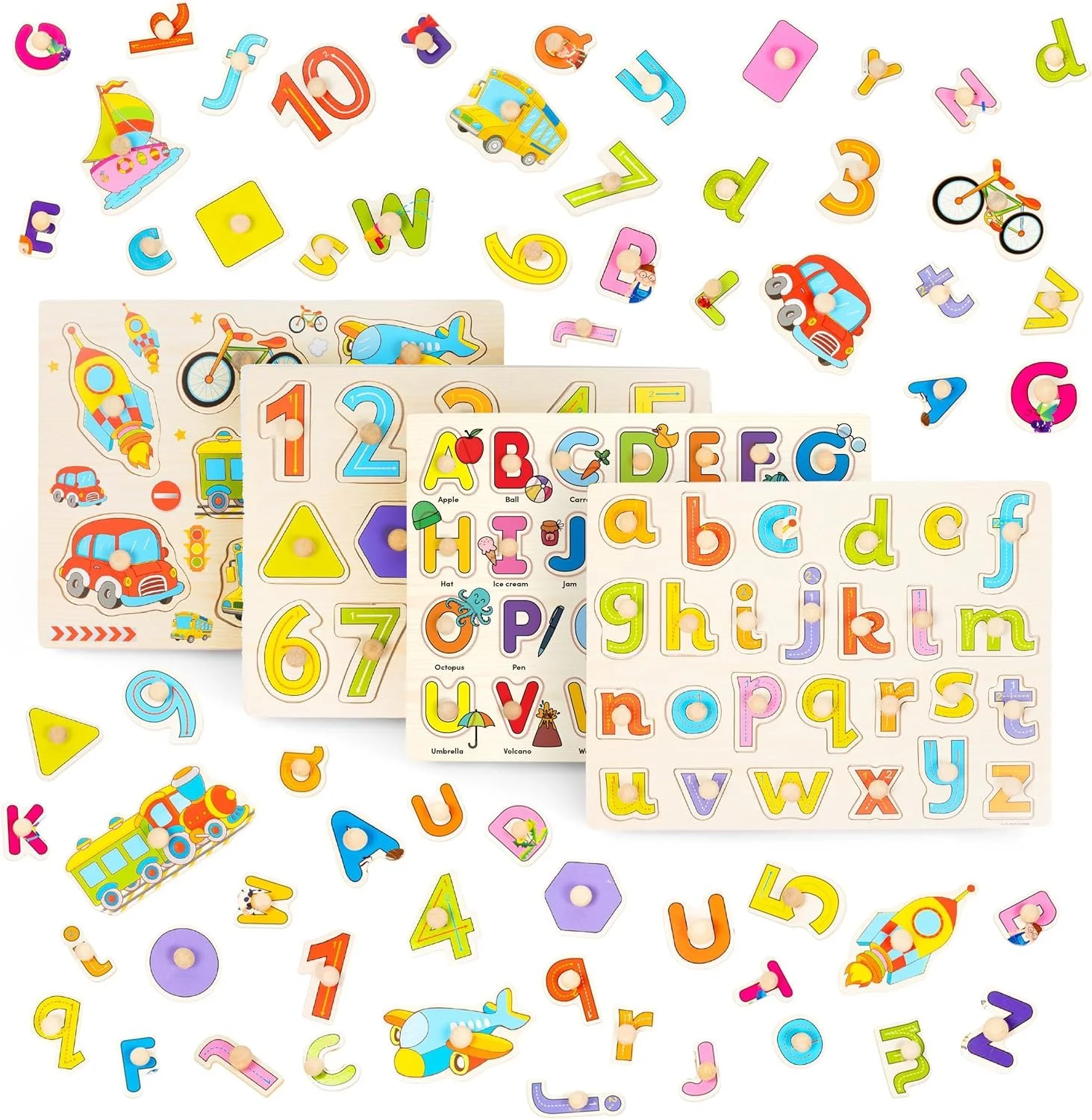 Kinderspeelgoed met alfabet- en cijferborden en losse letter- en cijferstempels en speelgoedauto's, vliegtuigen en boten.