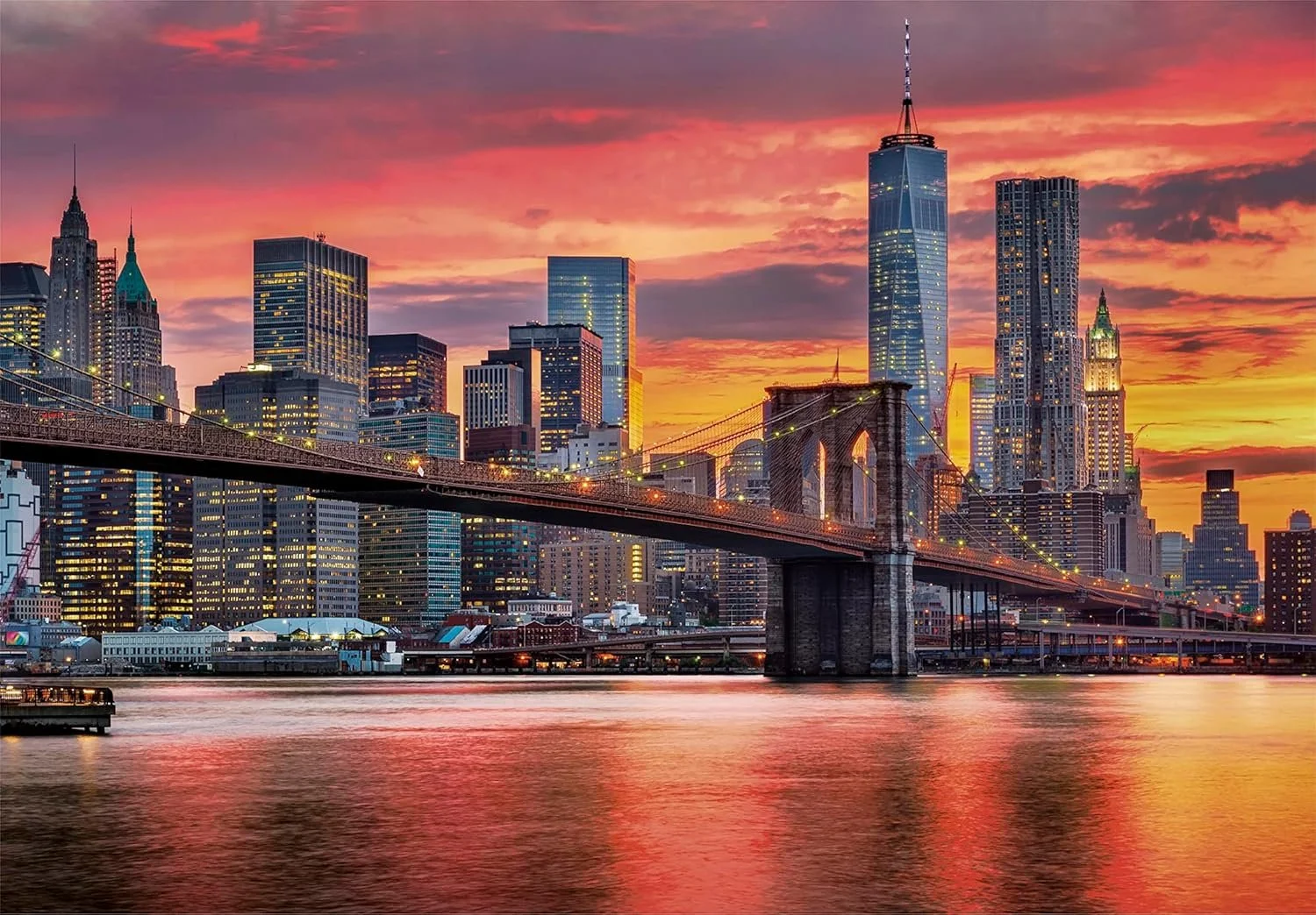 Uitzicht op de skyline van New York met Brooklyn Bridge tijdens zonsondergang, met kleurrijke hemel en verlichte gebouwen.