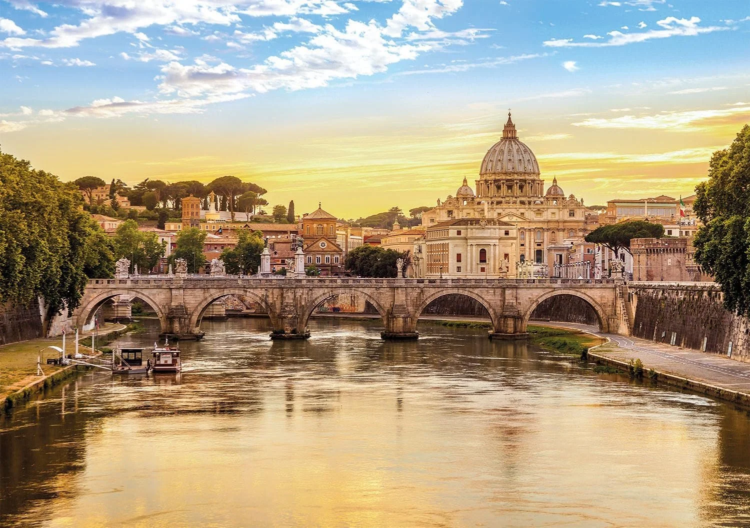 Uitzicht op de rivier de Tiber met de Sint-Pietersbasiliek en een brug in Rome, tijdens zonsondergang.