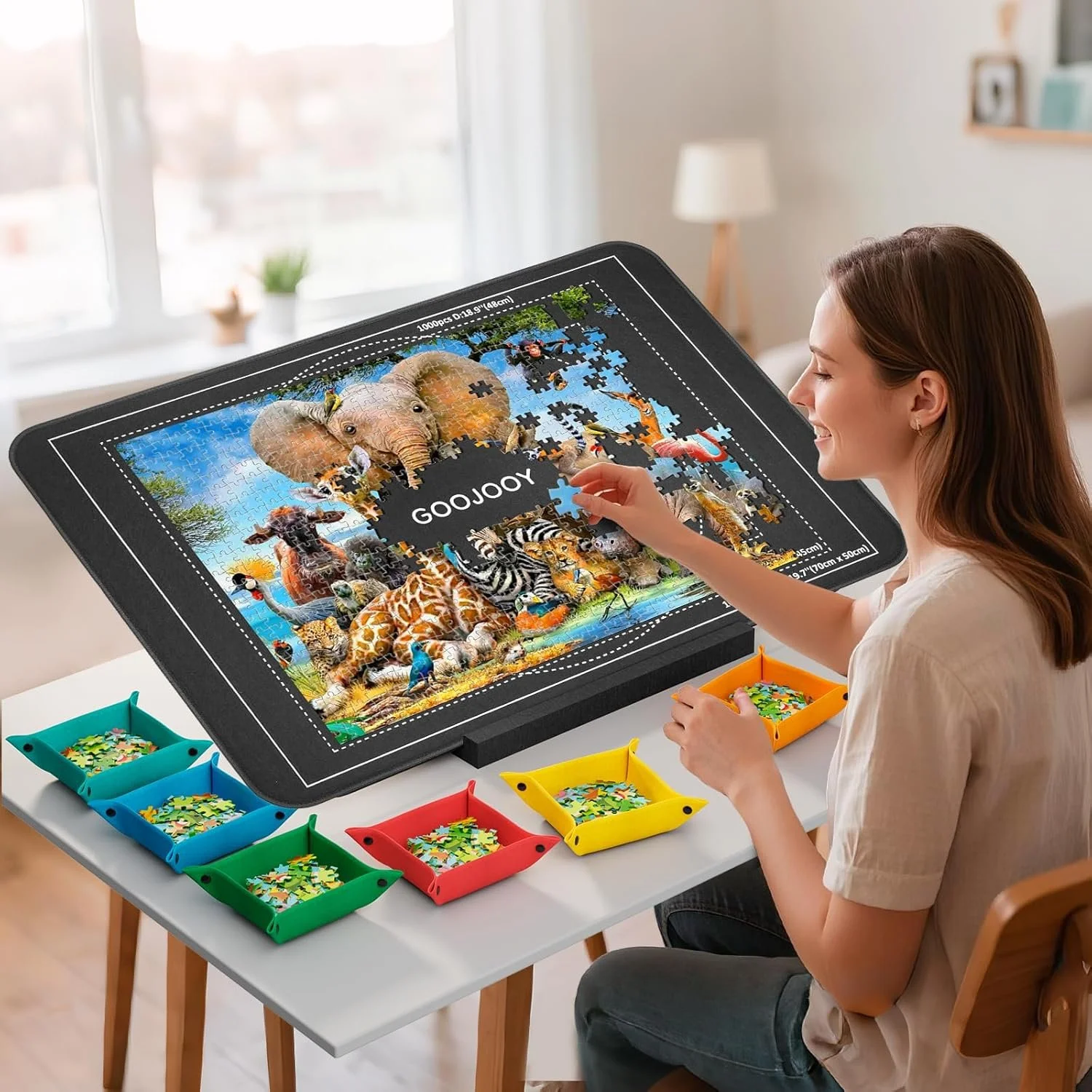 Vrouw maakt een puzzel van een jungle met wilde dieren op een digitaal tablet, met puzzelstukjes in kleurenbakken op tafel.