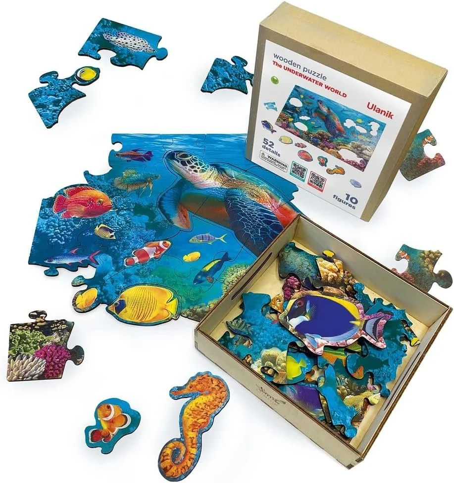 Een onderwater thema houten puzzel met zeedieren en een zeestern, inclusief een doos met puzzelstukken en een gedeeltelijk voltooide onderwater scène met vissen en een zeepaardje.