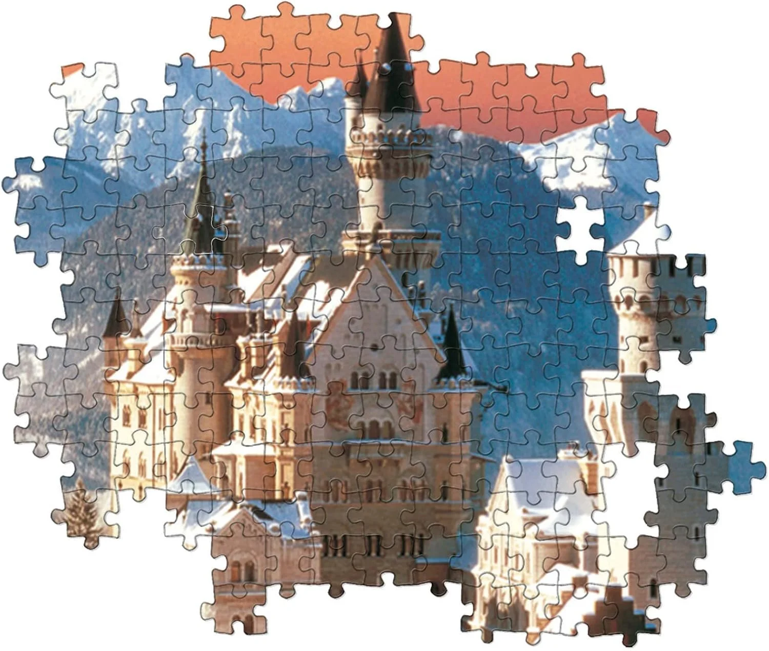 Een gerestaureerde puzzel met een afbeelding van een kasteel, omgeven door bergen met sneeuw en een heldere blauwe lucht.