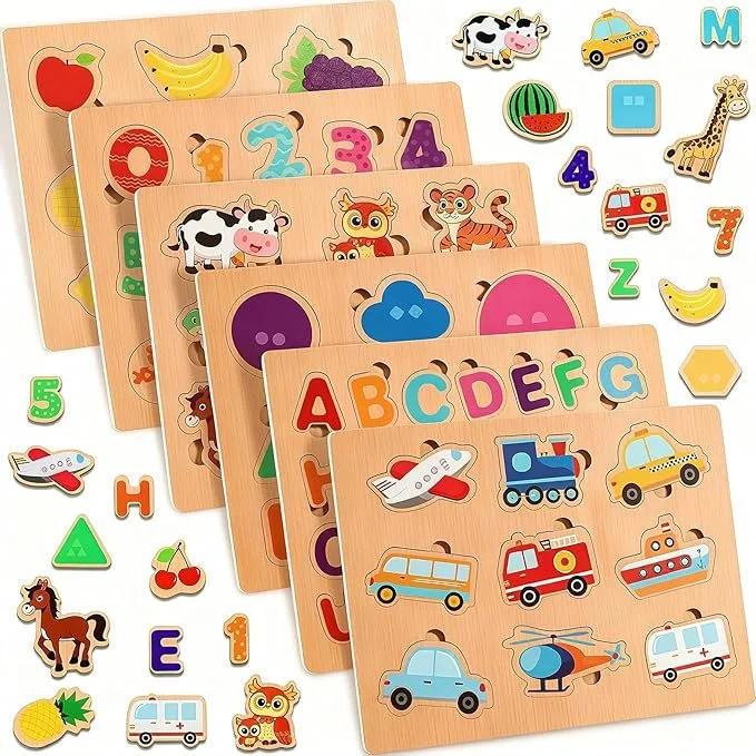 Set van houten educatieve puzzels en losse speelgoedfiguren met dieren, voertuigen en cijfers.