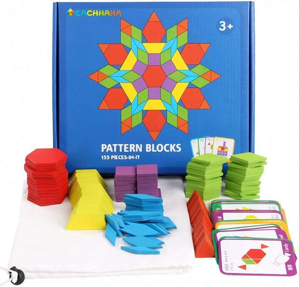 Verpakking van set patroonblokken met kleurrijke geometrische vormpjes in rood, geel, blauw, groen en paars, en bijpassende kaarten voor het maken van patronen voor kinderen vanaf 3 jaar.