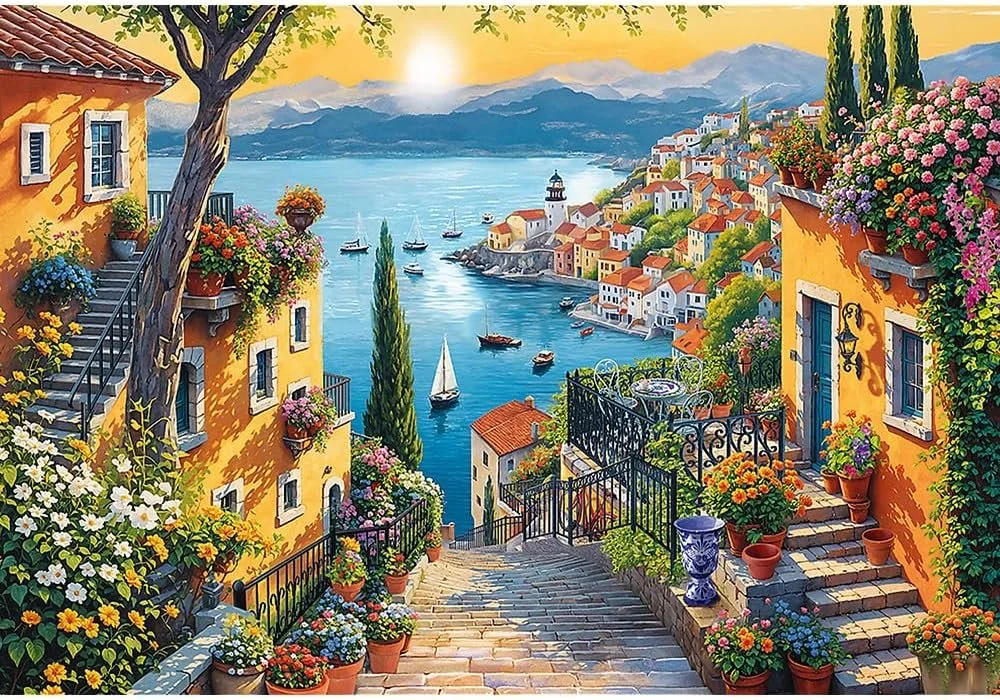 Een schilderachtig uitzicht over een mediterrane kustdorp met felgekleurde huizen, uitlopend in een haven met boten en omgeven door bergen bij zonsondergang, met veel bloemen en terrassen.