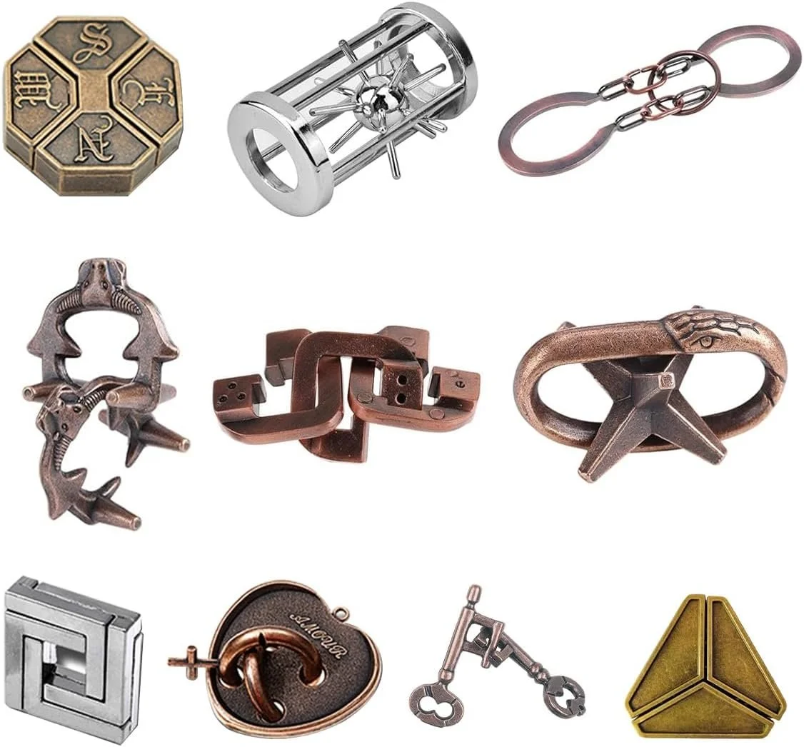 Een verzameling verschillende metalen sleutels en sloten.