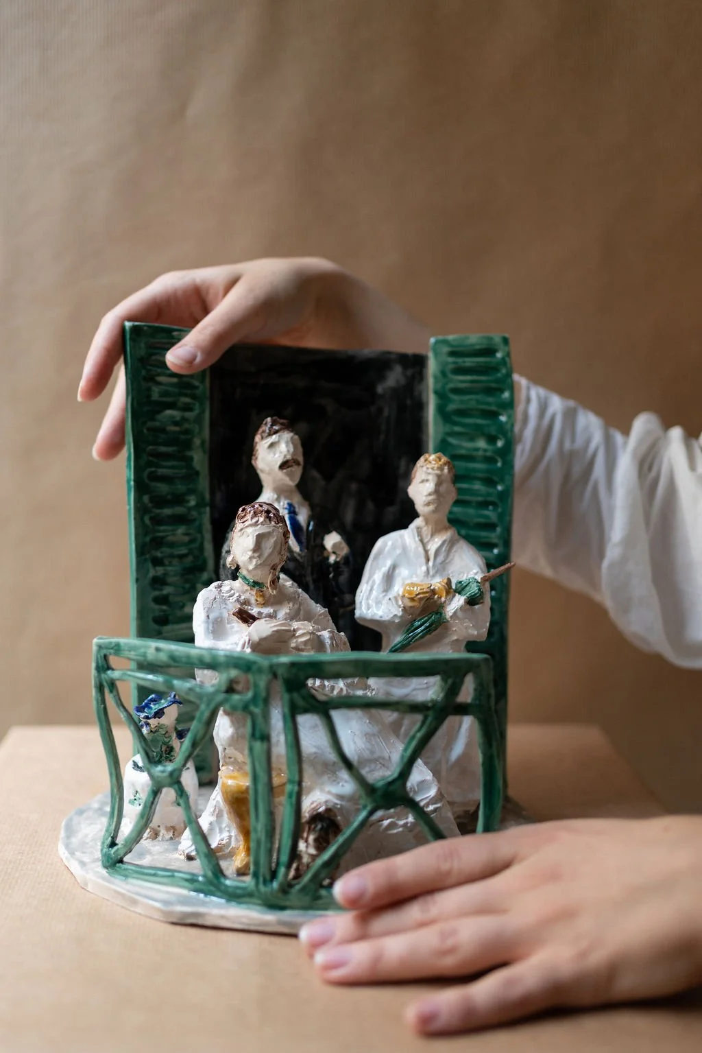 Petits Hommages, D'après Manet (Au Balcon), Céramique, 30x30x30cm, 2026.