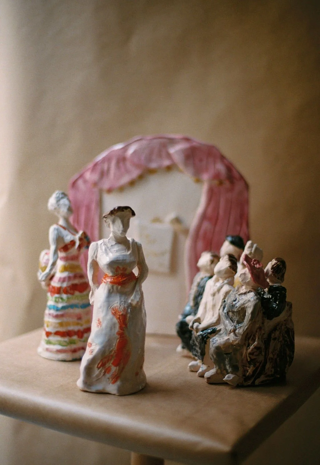 Théâtre de la Mode, Le Défilé, Céramique en plusieurs pièces, 2026 (Galerie Grès, exposition collective, avril 2026).