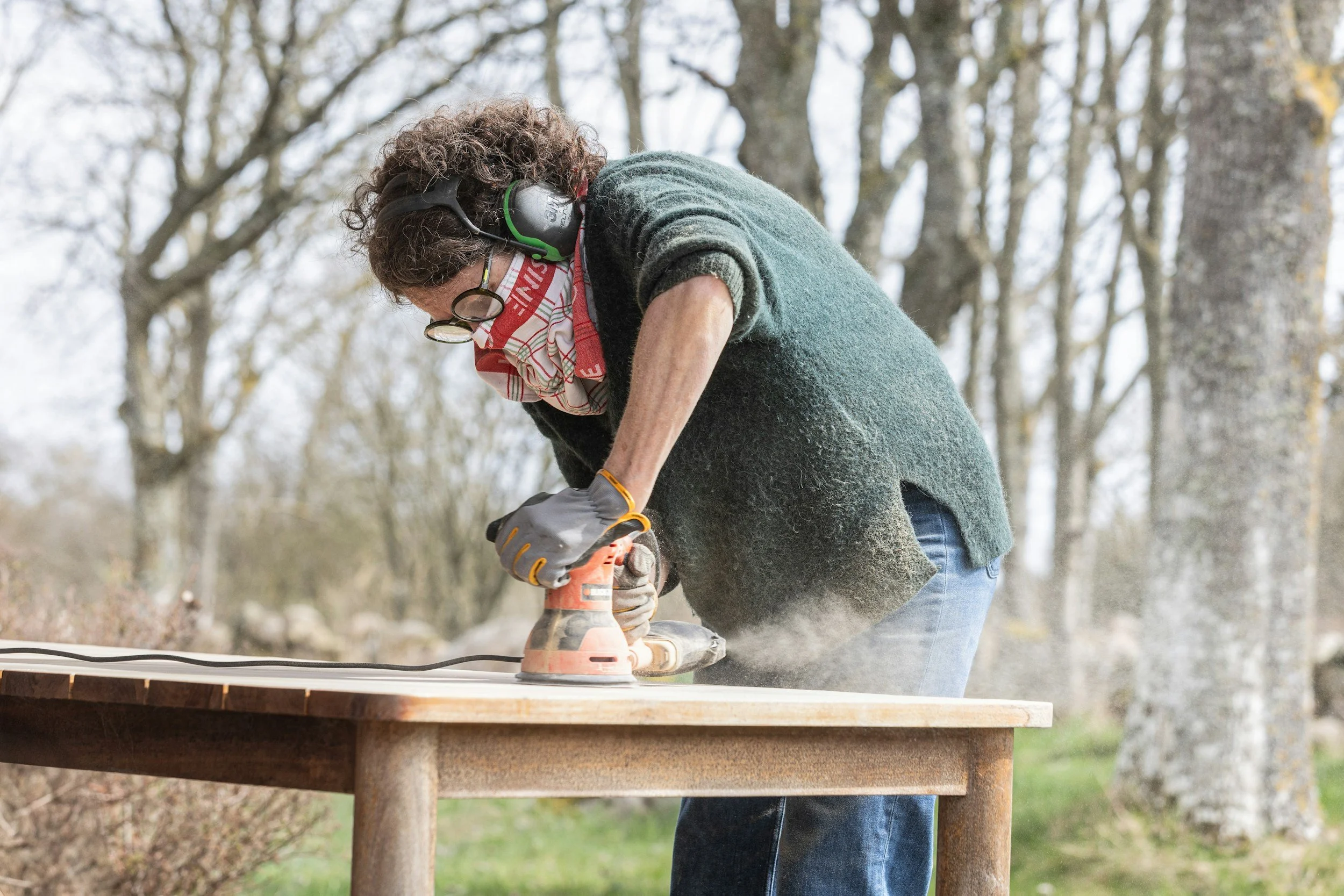 Professional sanding of a wood table