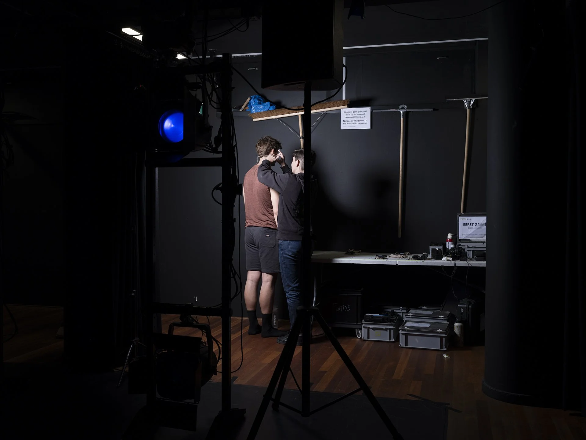 114_DSF6457_Daily life_Attach microphone.jpg