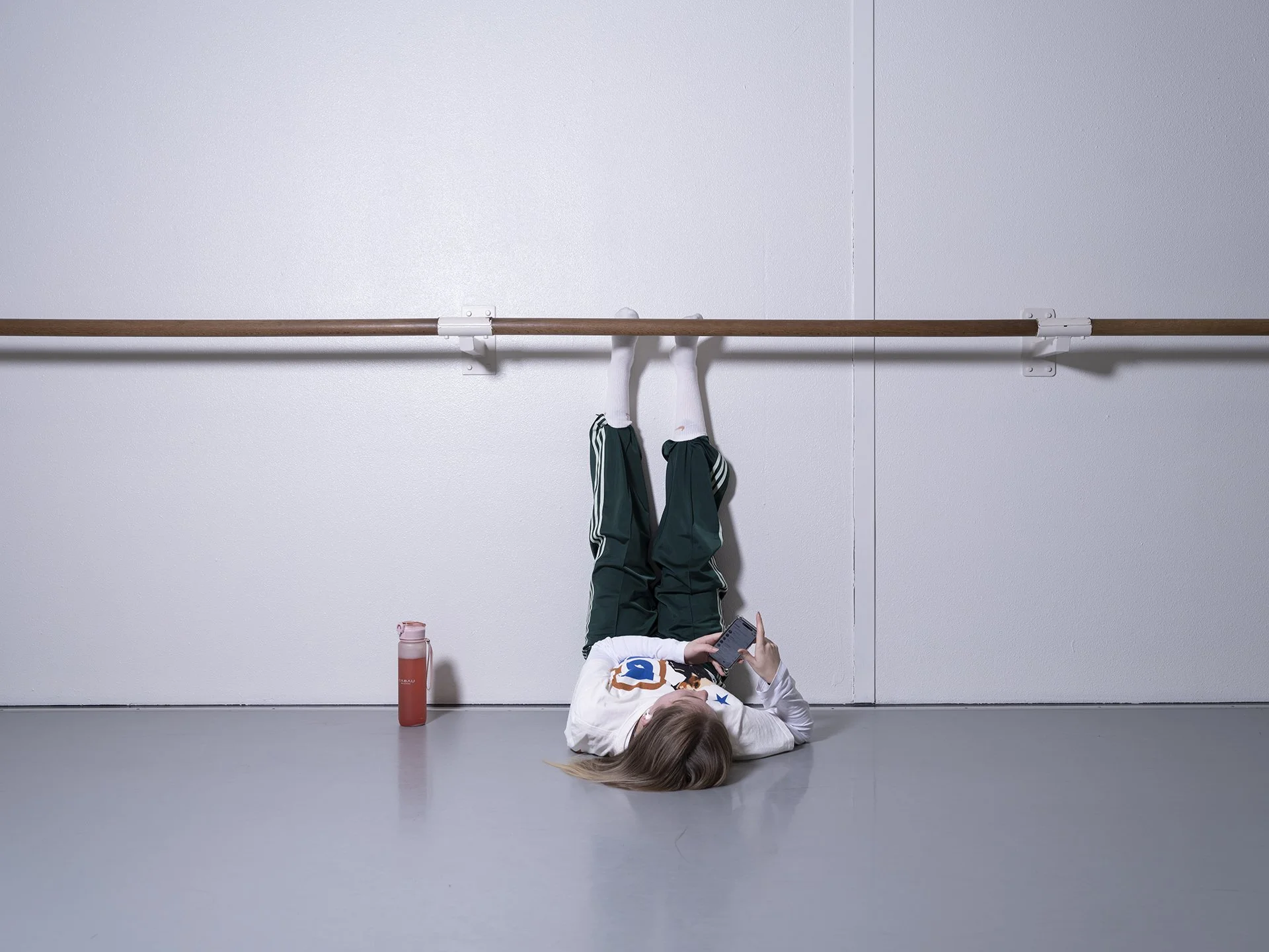 026_DSF7233_Daily life_Phone check.jpg