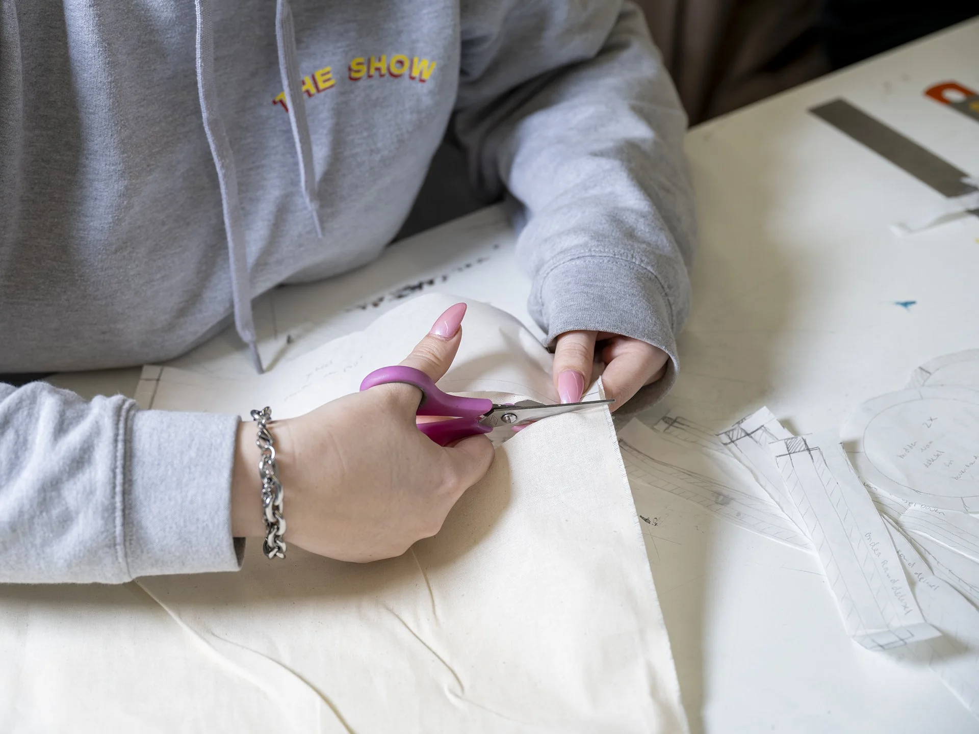 095_DSF7401_Daily life_Cutting fabric.jpg