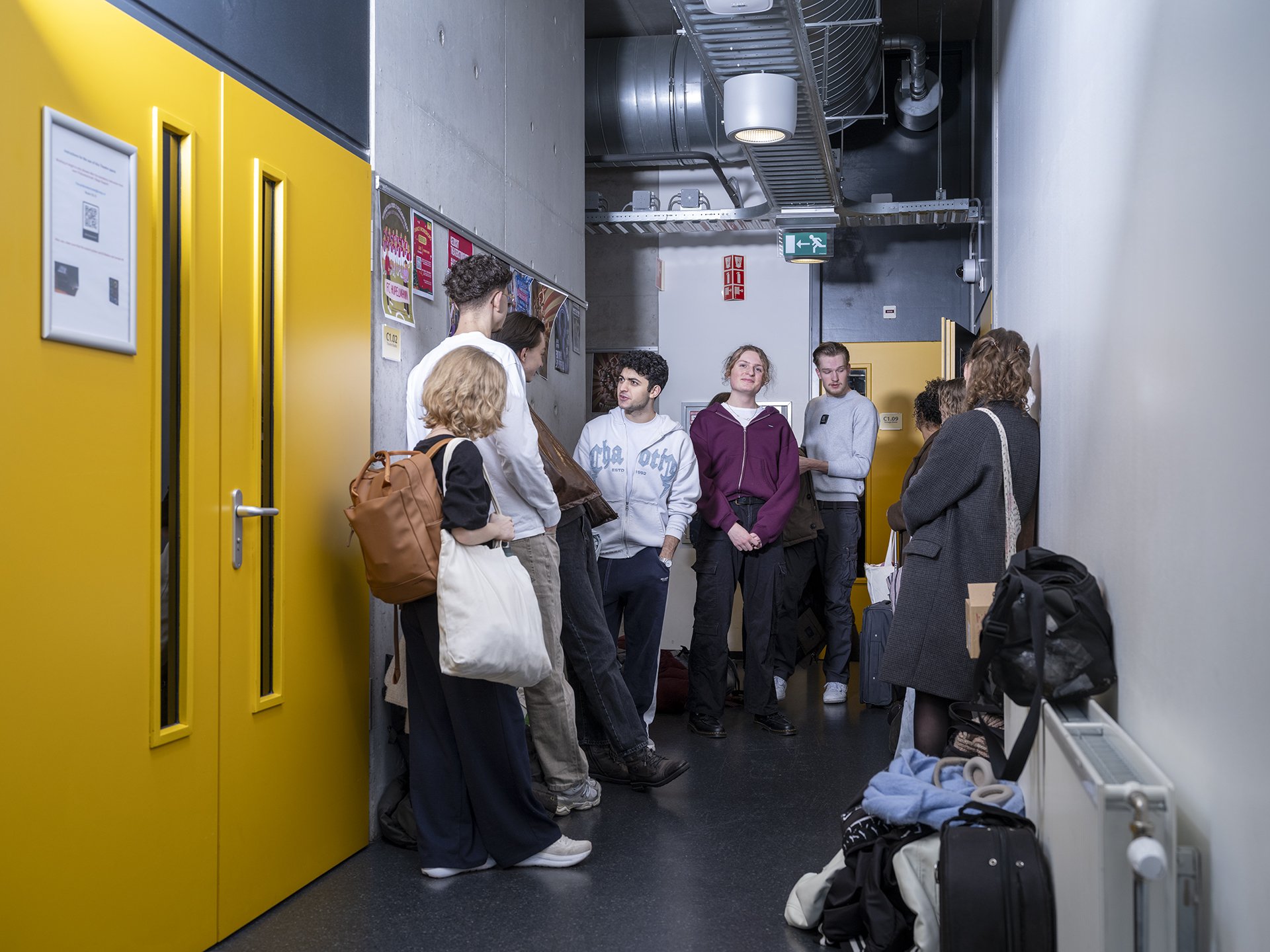 057_DSF7598_Daily life_Waiting for class.jpg