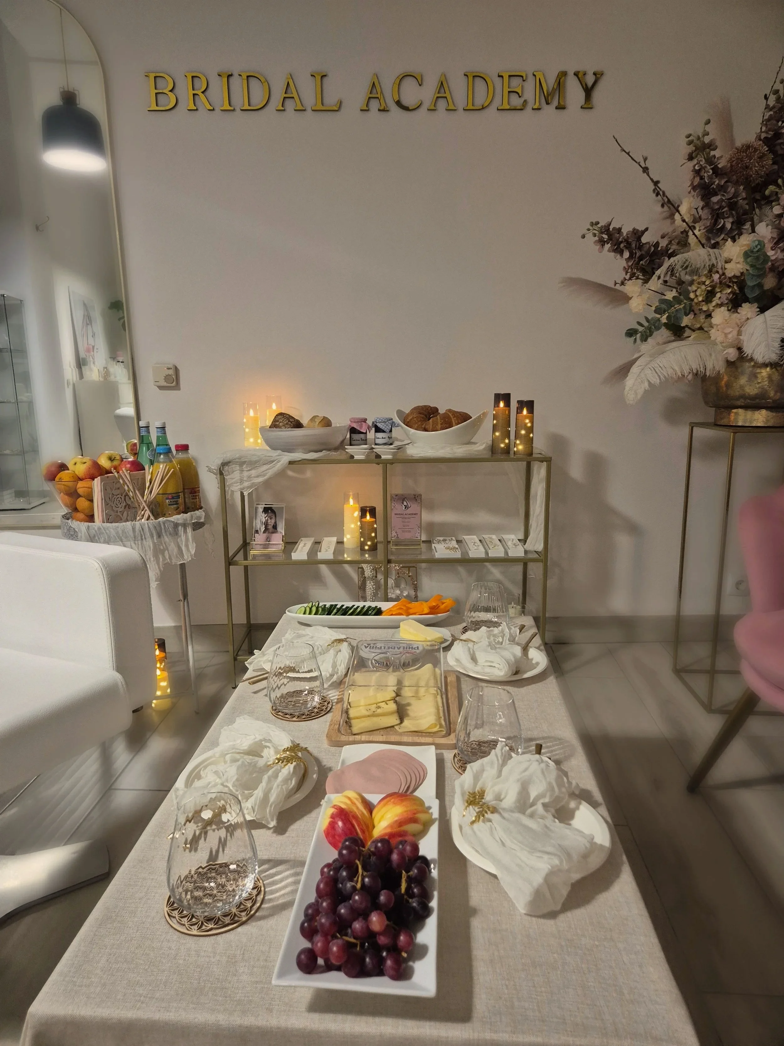 Getting Ready mit Frühstück, inklusive Käse, Aufschnitt, Obst, Wasser, Joghurt und Gemüse, in der Bridal Academy.