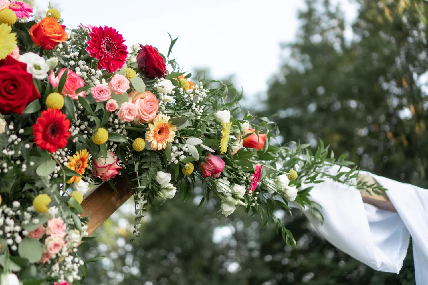 Décoration - Arche fleurie lors d'un mariage à Lunéville - 2021. Par Viviane Eyer, Photographe de mariage en Lorraine.