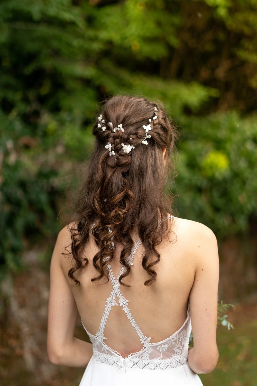 Détails de coiffure et de robe d'une mariée bohème. Lunévile - 2022. Par Viviane Eyer, photographe de mariage en Meurthe-et-Moselle.