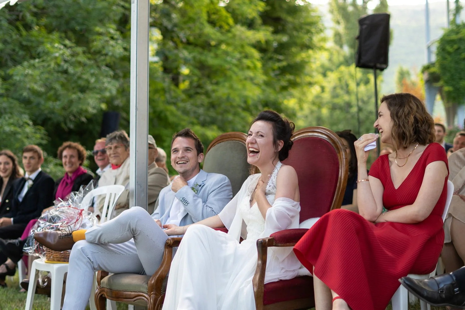 Les mariés rient aux éclats lors de leur mariage dans l'Ain. Par Viviane Eyer, Photographe de Mariage.