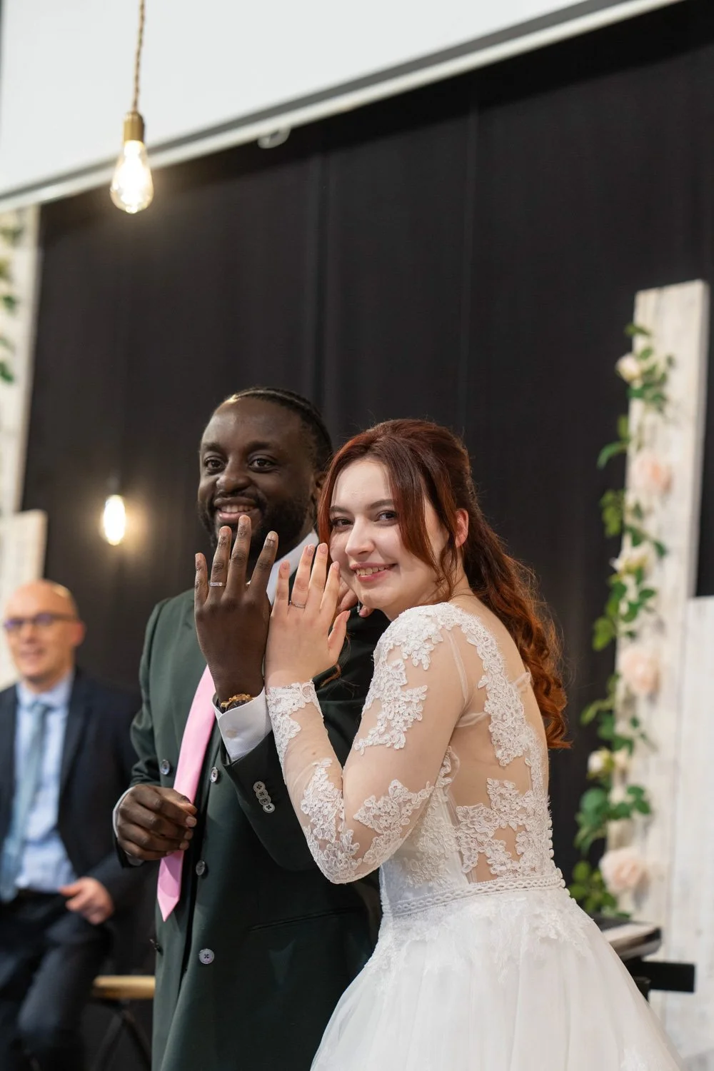 Les mariés montrent fièrement leurs alliances - Coulommiers, 2022. Par Viviane Eyer, photographe de mariage dans le Grand Est
